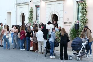 Successo per l’evento di Tondo Gioielli: a Leverano arriva Martina Strazzer, lunghe file all’ingresso - Corriere Salentino