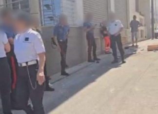 Lancia mobili dalla finestra, poi affronta le forze dell’ordine con un coltello: bloccato