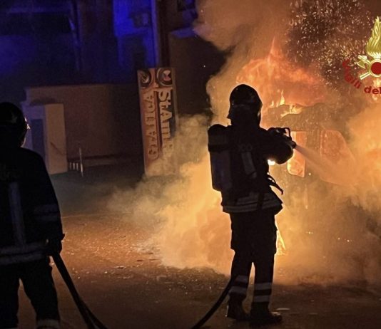 Fiamme nella notte a Corigliano d’Otranto: distrutto un Fiat Doblò. Intervengono i Vigili del Fuoco