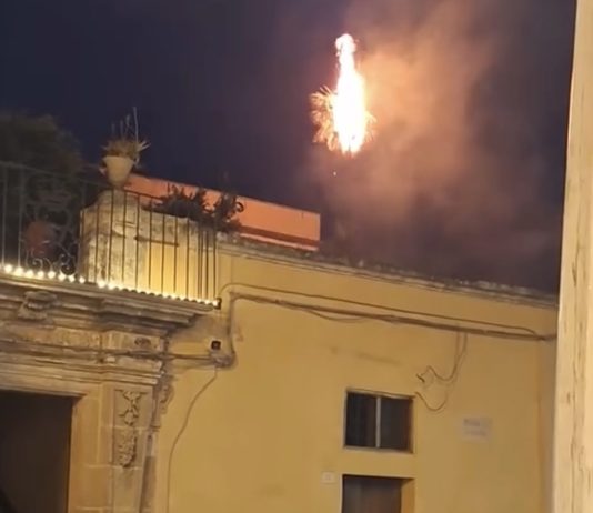 Incendio durante lo spettacolo pirotecnico a Presicce-Acquarica: fiamme nei giardini del Palazzo Ducale
