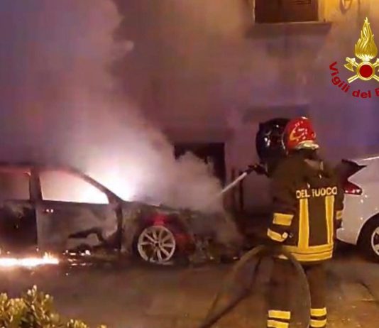 Fiamme nella notte in centro: distrutta un’auto a Spongano