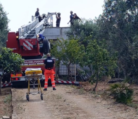Anziano precipita in una botola, necessario l’intervento dei vigili del fuoco per recuperarlo