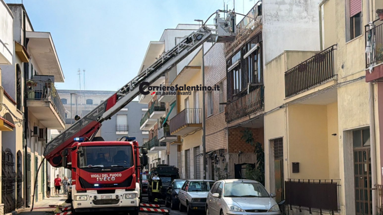 Incendio sul terrazzo di un edificio abbandonato a Lecce: indaga la Polizia - Corriere Salentino