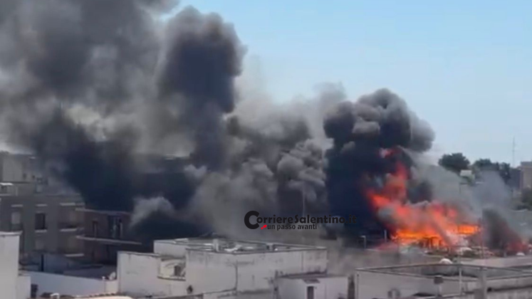 Incendio sul terrazzo di un edificio abbandonato a Lecce: indaga la Polizia - Corriere Salentino