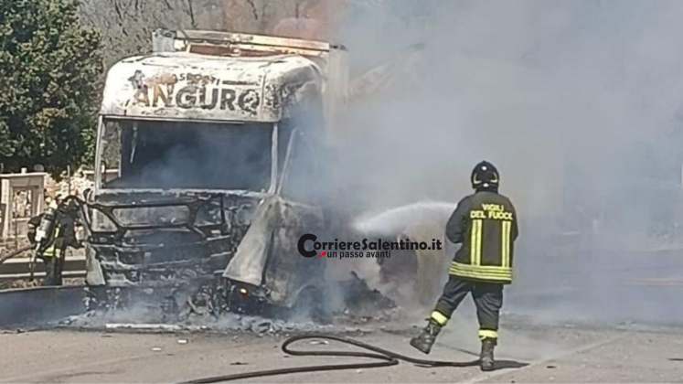 Emergenza sulla Collepasso-Maglie: Tir in fiamme e traffico in tilt, il rogo divampa anche nelle campagne - Corriere Salentino