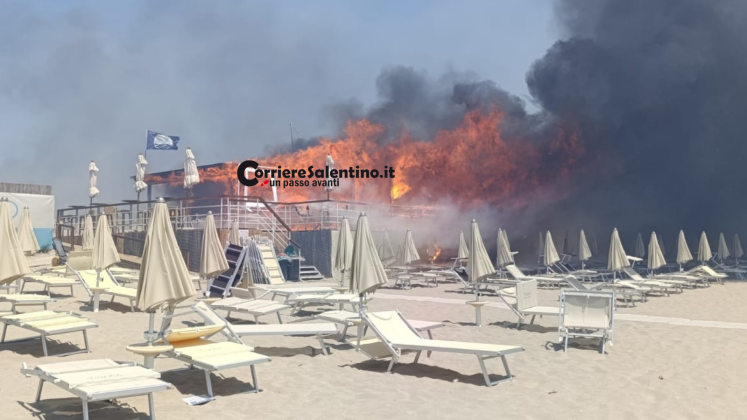 Inferno di fuoco a Torre San Giovanni: pineta e lido avvolti dalle fiamme, evacuate le spiagge - Corriere Salentino