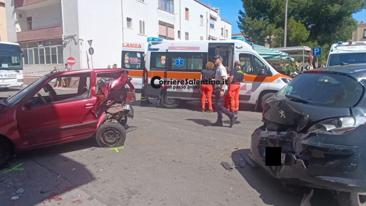 Drammatico scontro tra tre auto a Gallipoli: un giovane vola sul marciapiede, trasportato in ospedale in codice rosso - Corriere Salentino