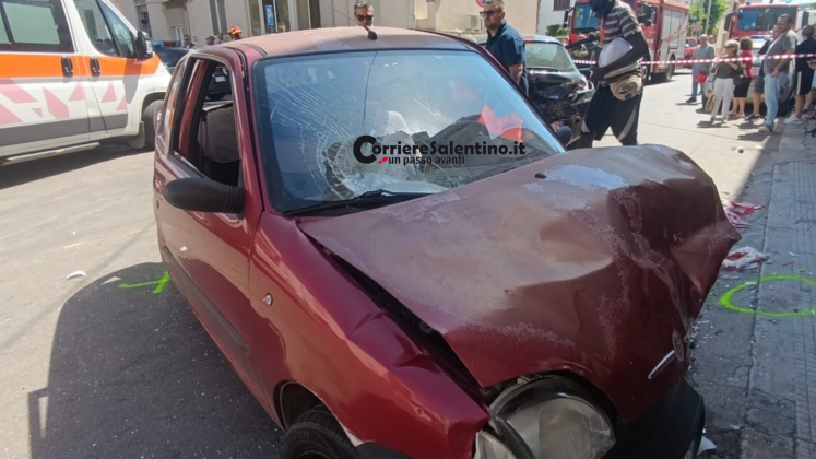 Drammatico scontro tra tre auto a Gallipoli: un giovane vola sul marciapiede, trasportato in ospedale in codice rosso - Corriere Salentino