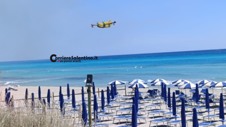 Inferno di fuoco a Torre San Giovanni: pineta e lido avvolti dalle fiamme, evacuate le spiagge - Corriere Salentino