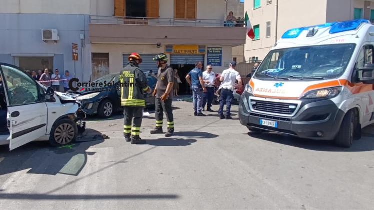 Drammatico scontro tra tre auto a Gallipoli: un giovane vola sul marciapiede, trasportato in ospedale in codice rosso - Corriere Salentino