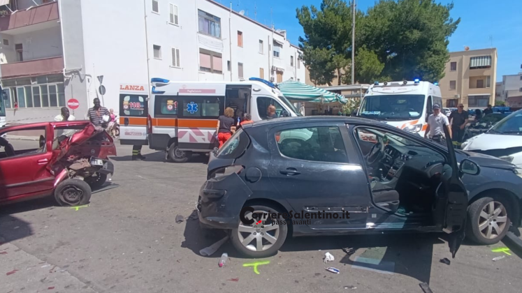 Drammatico scontro tra tre auto a Gallipoli: un giovane vola sul marciapiede, trasportato in ospedale in codice rosso - Corriere Salentino