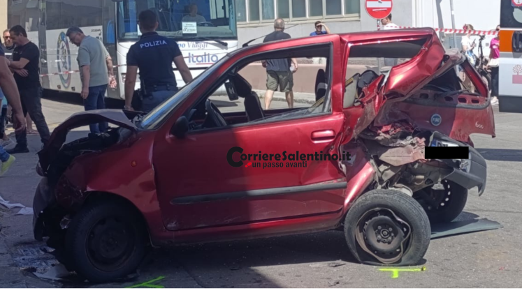Drammatico scontro tra tre auto a Gallipoli: un giovane vola sul marciapiede, trasportato in ospedale in codice rosso - Corriere Salentino