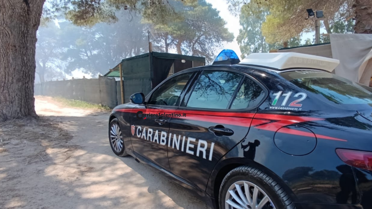 Inferno di fuoco a Torre San Giovanni: pineta e lido avvolti dalle fiamme, evacuate le spiagge - Corriere Salentino