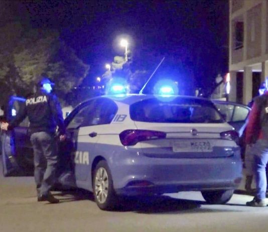 Minaccia la madre e gli agenti, poi tenta la fuga sui tetti. Arrestato 31enne