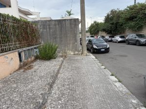 Via Puccini, marciapiedi impercorribili, degrado e allarme dei residenti. Il caso della “villa Massari” - Corriere Salentino