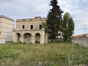 Via Puccini, marciapiedi impercorribili, degrado e allarme dei residenti. Il caso della “villa Massari” - Corriere Salentino
