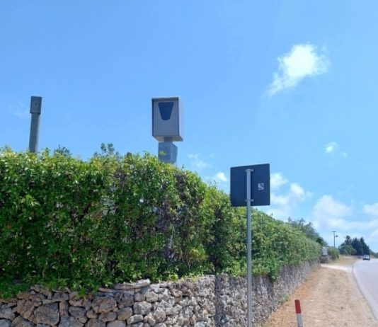 Autovelox dietro la siepe sulla Melendugno-Torre Dell’Orso, scatta la diffida: “Va sospeso subito”