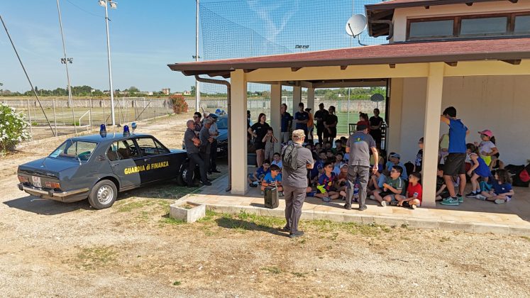 Arnesano, successo per l'iniziativa "Estate con la Scuderia Alfisti Giallo Verdi": un ponte tra storia dei motori e legalità al Marèsca Summer Camp - Corriere Salentino