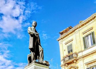 1905: a Lecce si inaugura la statua di Sigismondo Castromediano