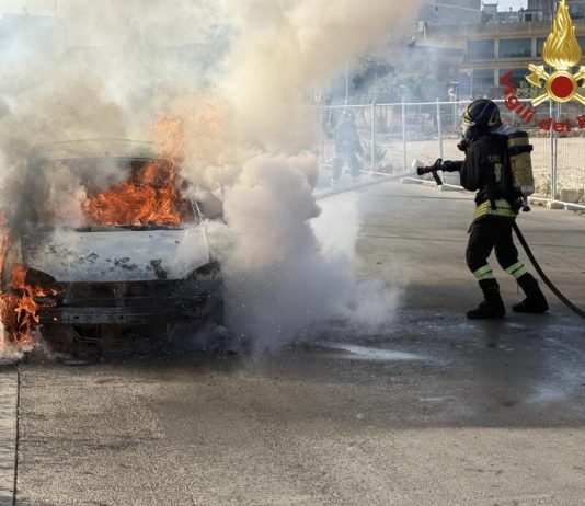 Ancora fuoco in Salento, bruciano 3 auto
