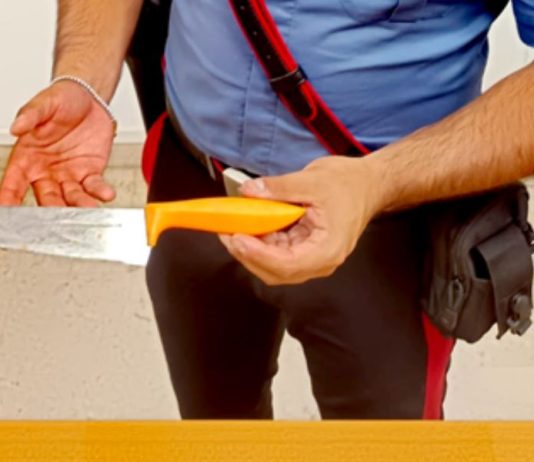 Minaccia l’ex moglie con un coltello: arrestato un 42enne. Decisivo l’allarme lanciato dalla figlia
