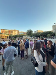 Irpef, firme e protesta in piazza Mazzini: il centrodestra leccese contro l’aumento deciso dalla Regione - Corriere Salentino
