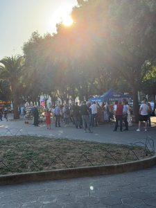 Irpef, firme e protesta in piazza Mazzini: il centrodestra leccese contro l’aumento deciso dalla Regione - Corriere Salentino
