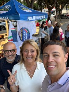 Irpef, firme e protesta in piazza Mazzini: il centrodestra leccese contro l’aumento deciso dalla Regione - Corriere Salentino