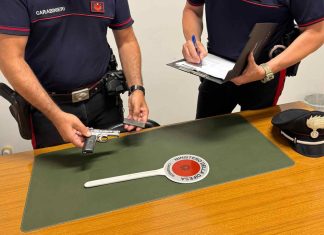 Ruba un’auto e minaccia il proprietario con una pistola: arrestato un 71enne