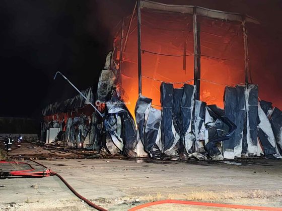 Rogo nella zona industriale di Nardò, distrutto dal fuoco un capannone: incendio domato dopo ore - Corriere Salentino