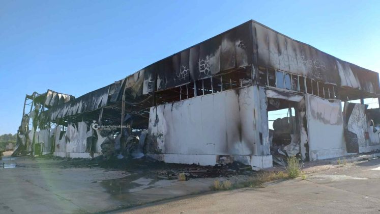 Rogo nella zona industriale di Nardò, distrutto dal fuoco un capannone: incendio domato dopo ore - Corriere Salentino