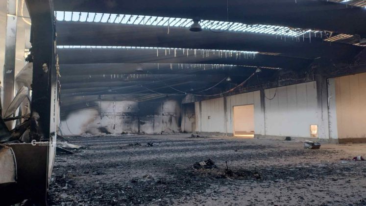Rogo nella zona industriale di Nardò, distrutto dal fuoco un capannone: incendio domato dopo ore - Corriere Salentino