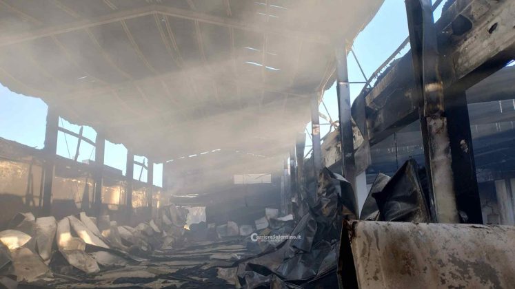 Rogo nella zona industriale di Nardò, distrutto dal fuoco un capannone: incendio domato dopo ore - Corriere Salentino