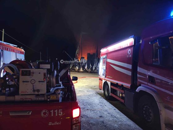 Rogo nella zona industriale di Nardò, distrutto dal fuoco un capannone: incendio domato dopo ore - Corriere Salentino