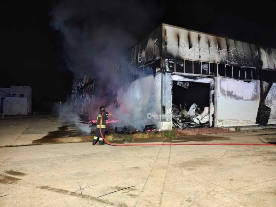 Rogo nella zona industriale di Nardò, distrutto dal fuoco un capannone: incendio domato dopo ore - Corriere Salentino