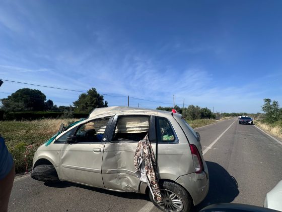 Perde il controllo della sua auto, che si ribalta a bordo strada, e lui finisce in ospedale - Corriere Salentino