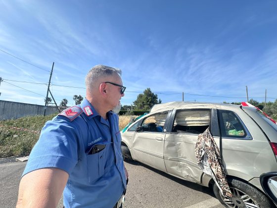 Perde il controllo della sua auto, che si ribalta a bordo strada, e lui finisce in ospedale - Corriere Salentino