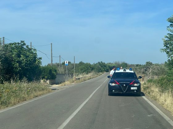 Perde il controllo della sua auto, che si ribalta a bordo strada, e lui finisce in ospedale - Corriere Salentino