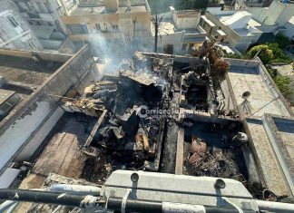 Incendio sul terrazzo di un edificio abbandonato a Lecce: indaga la Polizia