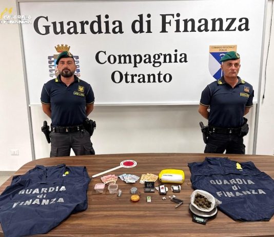 Spaccio nella villa comunale del paese, 30enne finisce ai domiciliari: in casa hashish, marijuana e contanti
