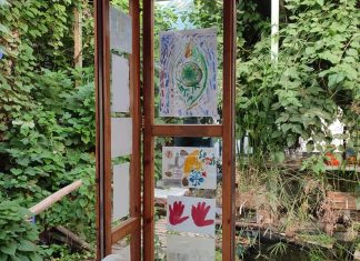 “Monadi d’arte”: l’Accademia sociale di Ezen trasforma i suoi giardini in una galleria a cielo aperto