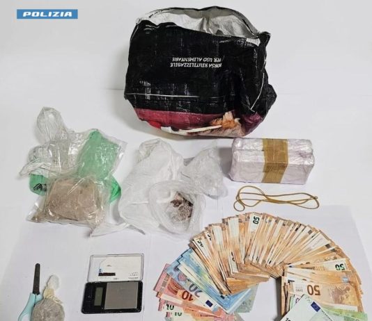 Un chilo e mezzo di eroina nascosto in casa: blitz della Mobile, due arresti