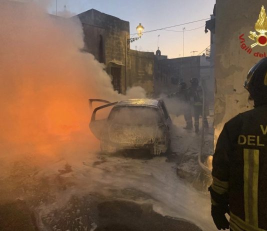 Ancora fiamme nella notte: distrutta una Renault Clio, danneggiata un’altra auto