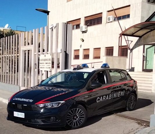 Controllo su un’auto sospetta fa scattare due denunce: sequestrata droga, recuperata refurtiva