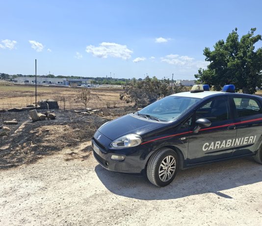 Dà fuoco a un terreno con rifiuti e macchia mediterranea: arrestato un 57enne