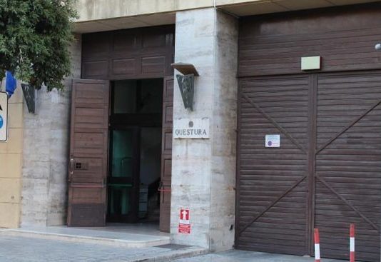 Aggredisce la madre e minaccia il fratello: arrestato un 44enne per maltrattamenti