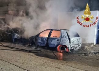 Notte di fuoco a Ugento: due auto distrutte dalle fiamme