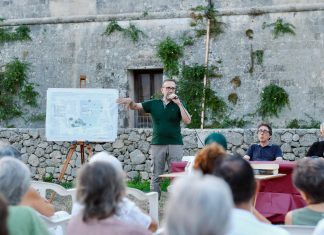 Ad Andrano il carrubo diventa arte. Daniele Leomanni dona alla comunità una scultura e un nuovo dolce, il “Carrubotto”