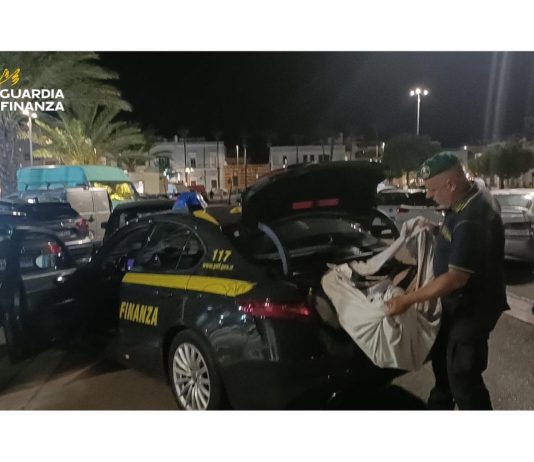 Maxi sequestro a Porto Cesareo, la Guardia di Finanza intercetta 2.500 articoli contraffatti e denuncia due persone