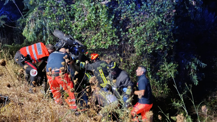 Tragedia sulla strada: perde il controllo dell'auto e finisce nella scarpata, muore un uomo - Corriere Salentino